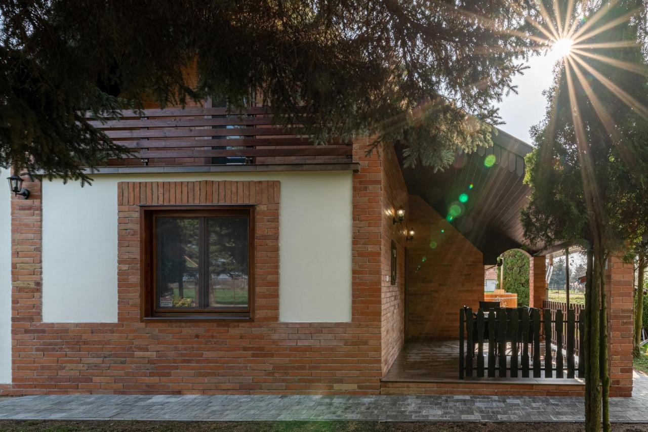 Posteleki Vendeghaz-Nyugalom Szigetei Villa ยูลา ภายนอก รูปภาพ